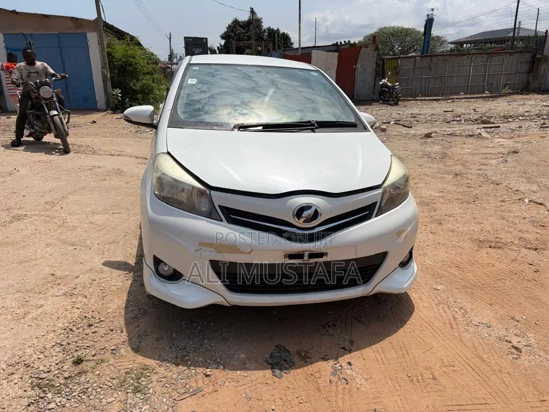 Toyota Vitz 1.5 FWD 5dr 2011 White