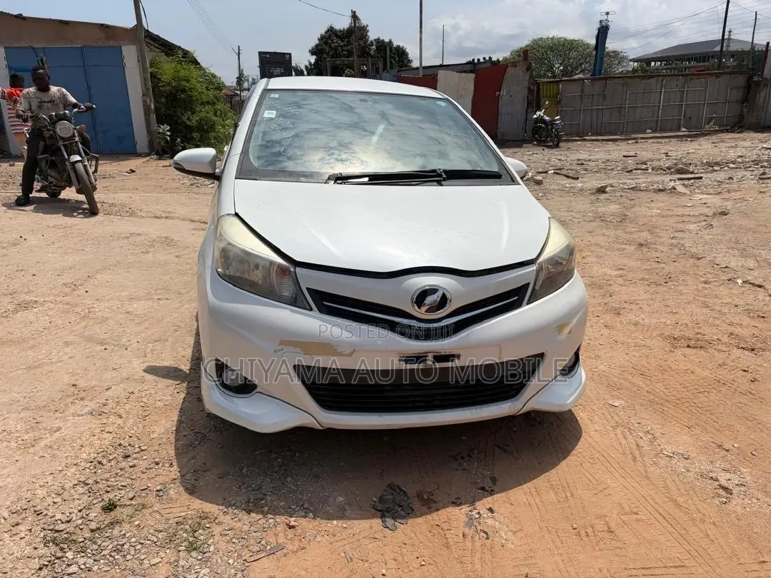 Toyota Vitz 1.5 FWD 5dr 2011 White