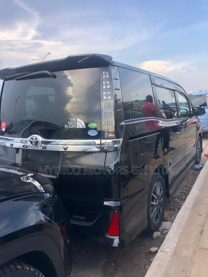 Toyota Voxy ZS 2WD 8-Seater 2014 Black