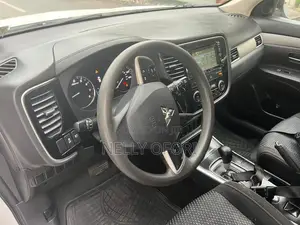 Mitsubishi Outlander ES FWD 2018 White