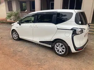 Toyota Sienta 1.5 Hybrid FWD 2015 White