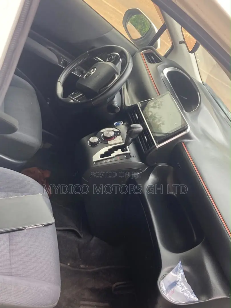 Toyota Sienta 1.5 Hybrid FWD 2015 White