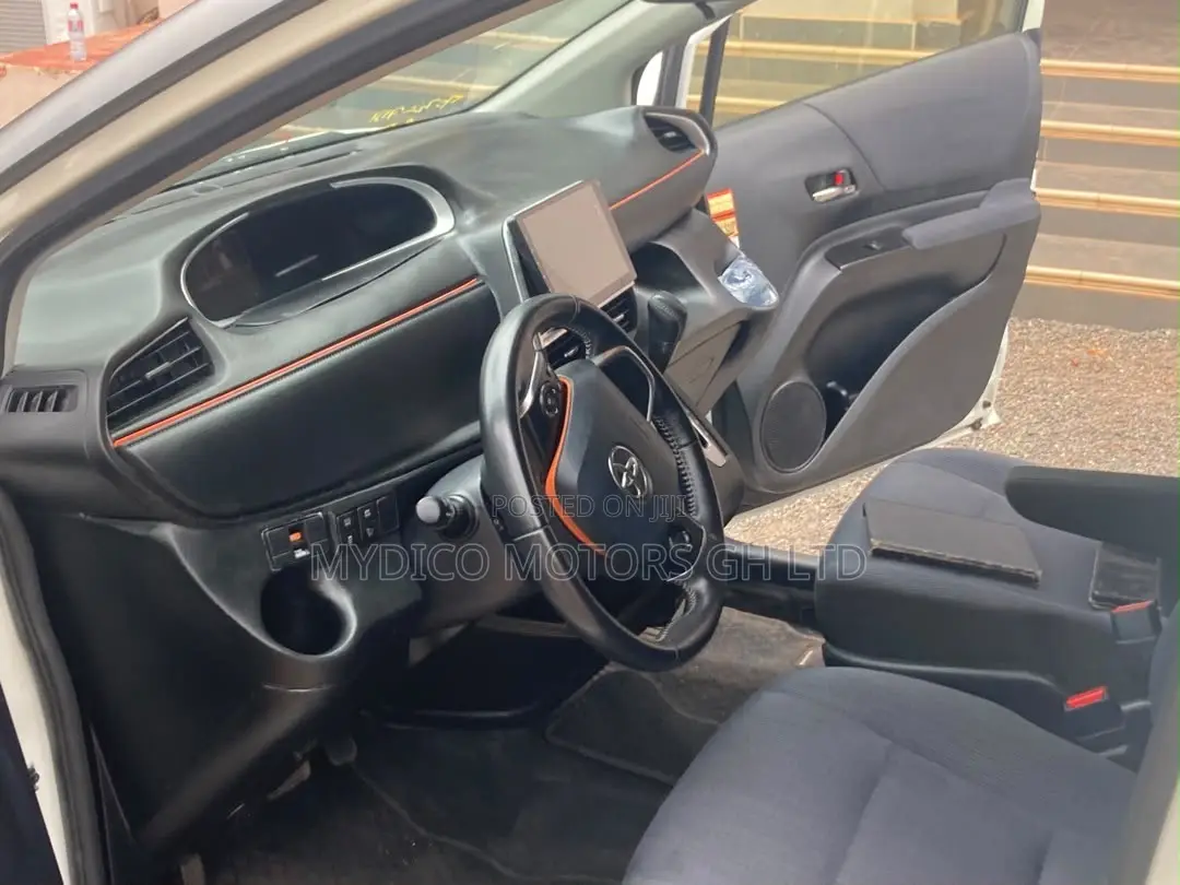 Toyota Sienta 1.5 Hybrid FWD 2015 White