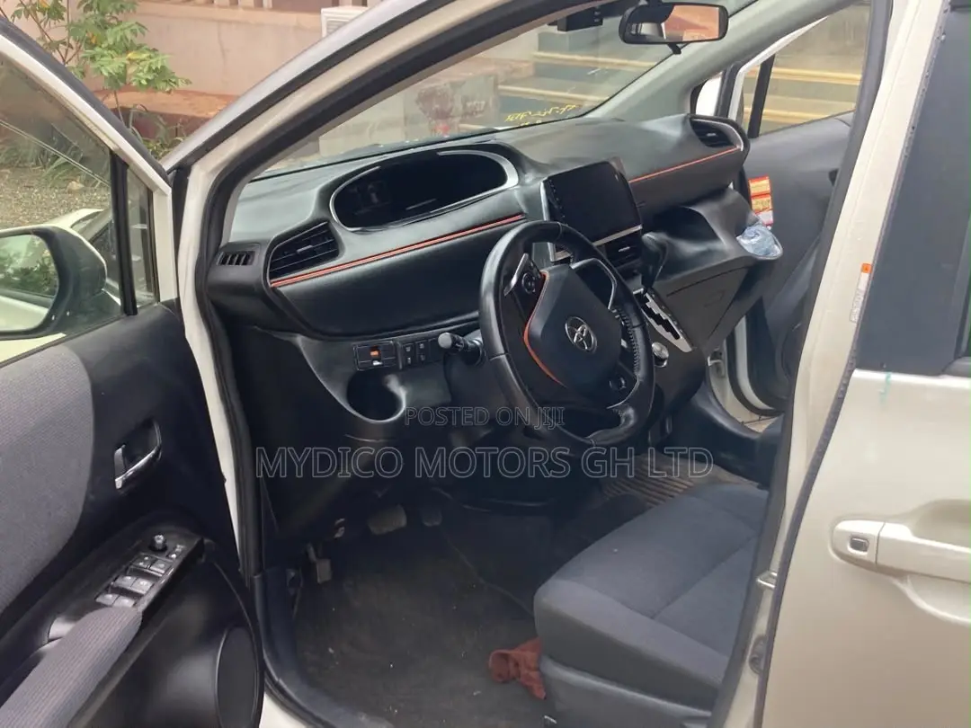 Toyota Sienta 1.5 Hybrid FWD 2015 White