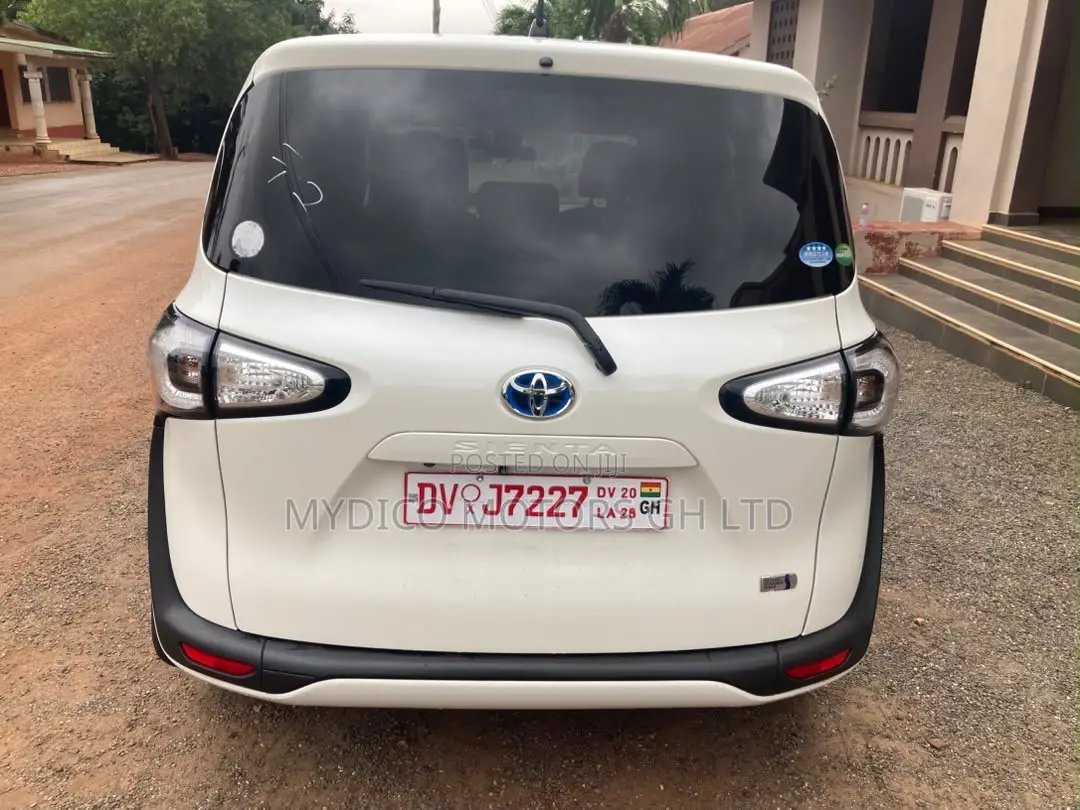 Toyota Sienta 1.5 Hybrid FWD 2015 White