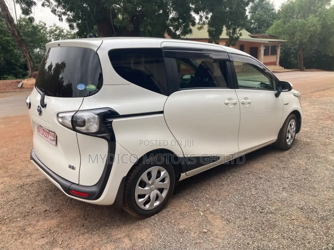 Toyota Sienta 1.5 Hybrid FWD 2015 White