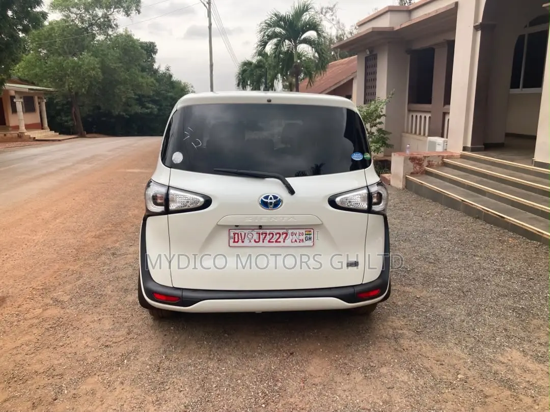 Toyota Sienta 1.5 Hybrid FWD 2015 White