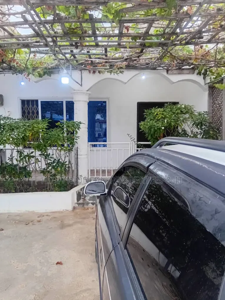 8bdrm House in Lekma, Teshie for rent