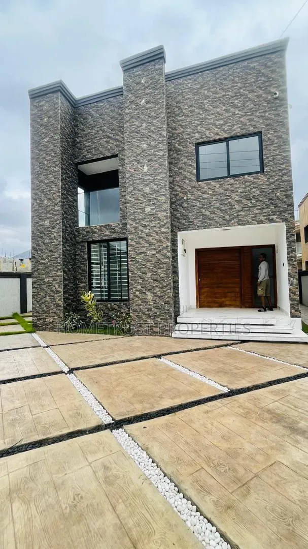 4bdrm Duplex in Ablekuma Canada, Pentecost for sale