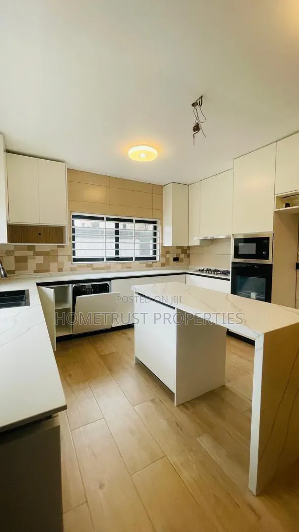 4bdrm Duplex in Ablekuma Canada, Pentecost for sale