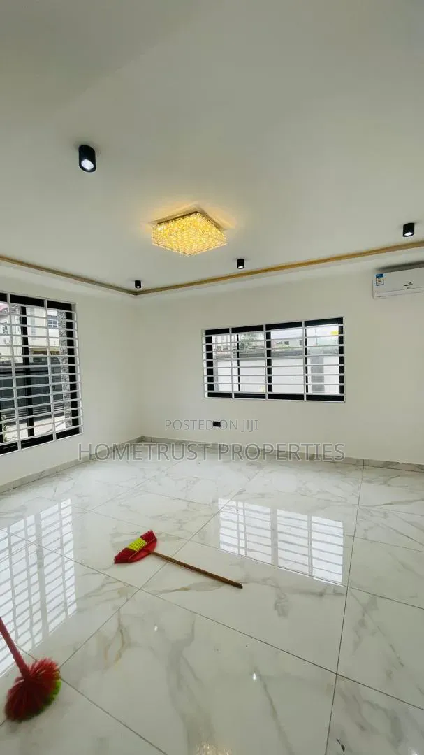 4bdrm Duplex in Ablekuma Canada, Pentecost for sale