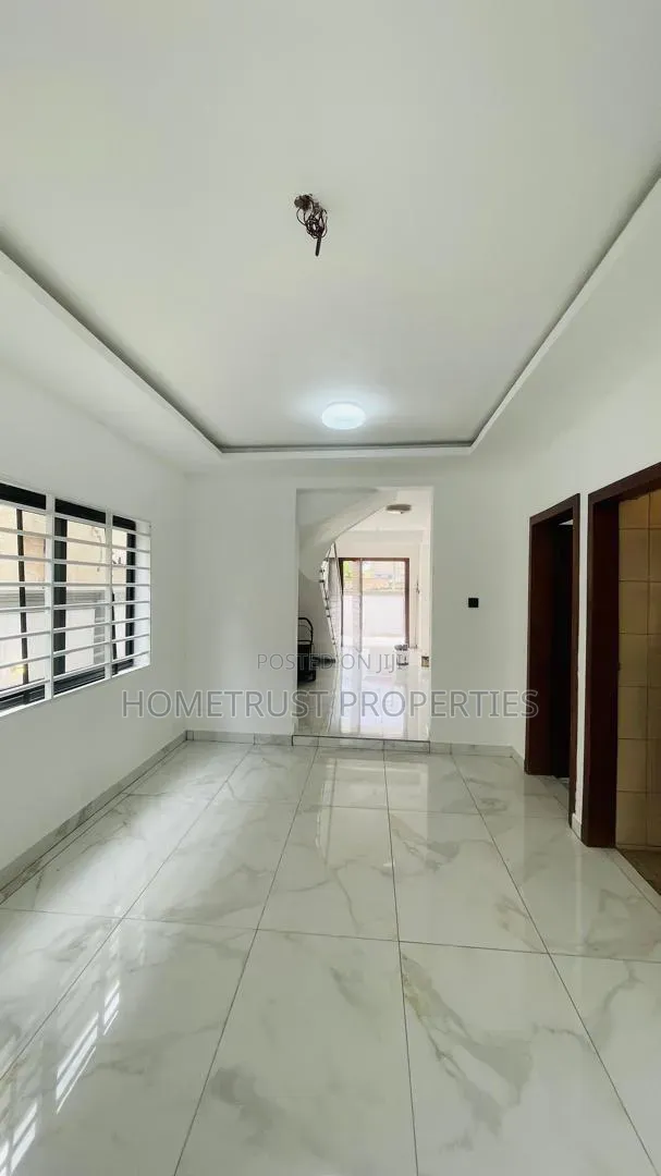 4bdrm Duplex in Ablekuma Canada, Pentecost for sale