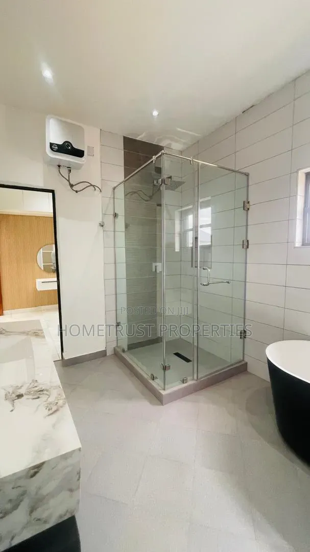 4bdrm Duplex in Ablekuma Canada, Pentecost for sale
