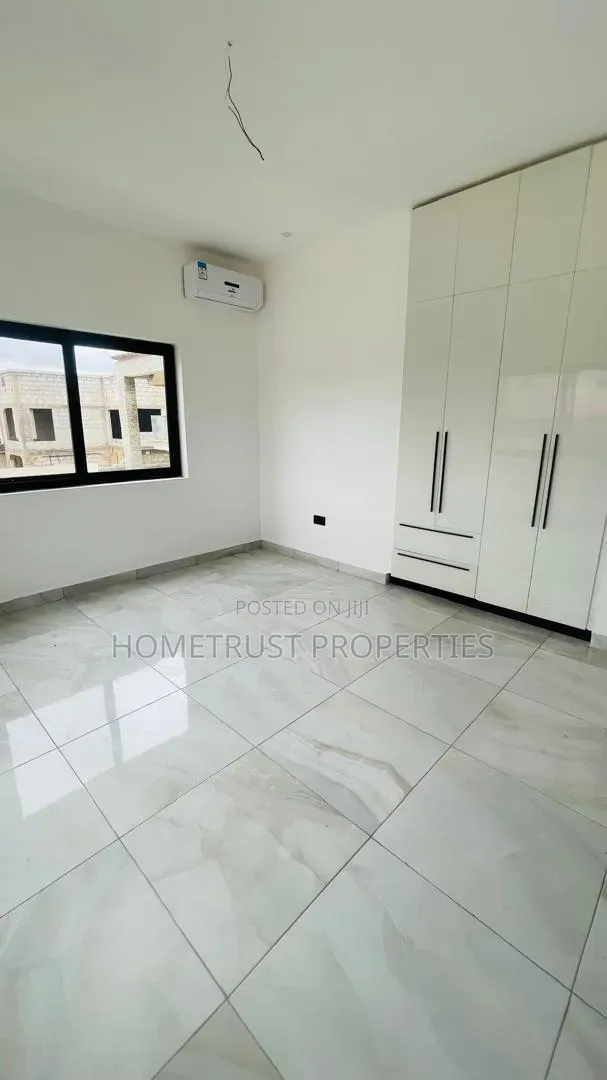 4bdrm Duplex in Ablekuma Canada, Pentecost for sale