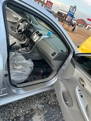Toyota Corolla LE 4dr Sedan (1.8L 4cyl 4A) 2010 Silver