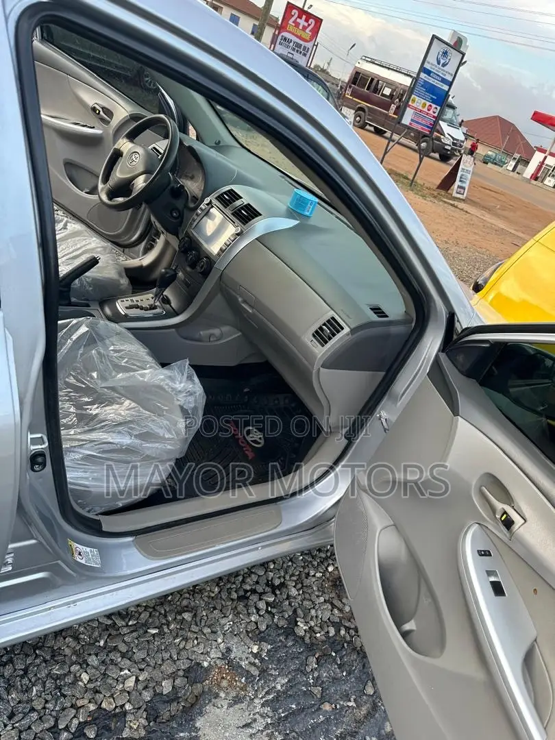 Toyota Corolla LE 4dr Sedan (1.8L 4cyl 4A) 2010 Silver