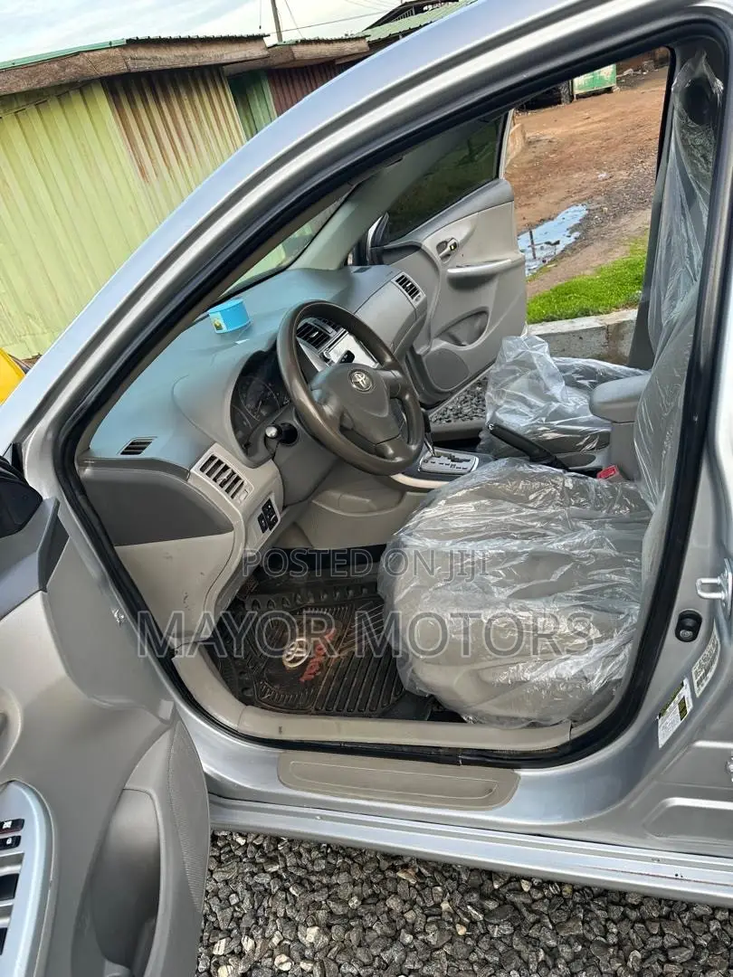 Toyota Corolla LE 4dr Sedan (1.8L 4cyl 4A) 2010 Silver