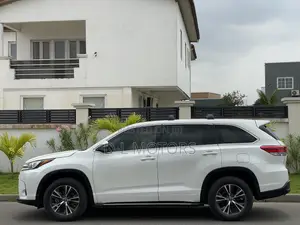Toyota Highlander LE 4x2 (2.7L 4cyl 6A) 2018 White