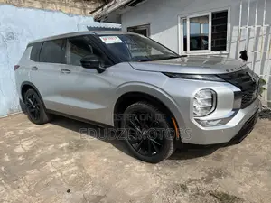 Mitsubishi Outlander SE 2022 Silver