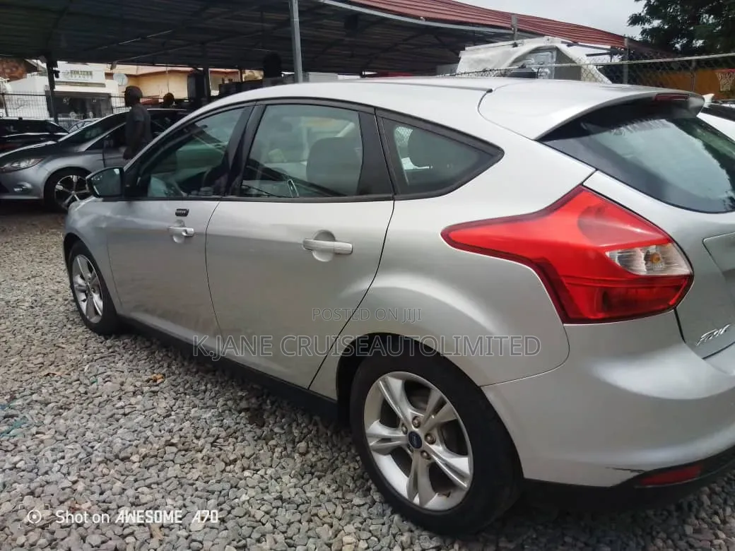 Ford Focus SE Hatchback FWD (2.0L 4cyl 6A) 2017 Silver