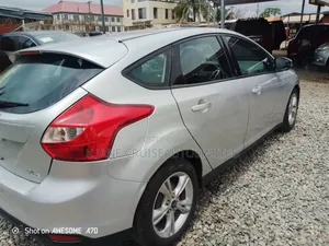 Ford Focus SE Hatchback FWD (2.0L 4cyl 6A) 2017 Silver