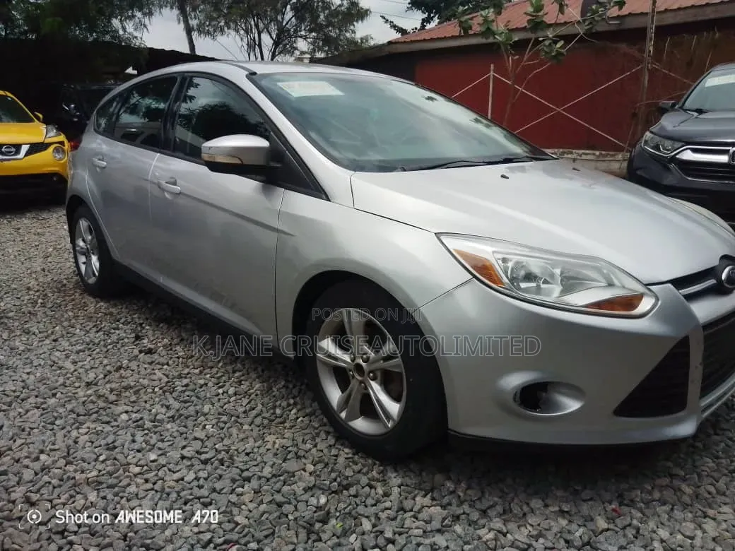Ford Focus SE Hatchback FWD (2.0L 4cyl 6A) 2017 Silver