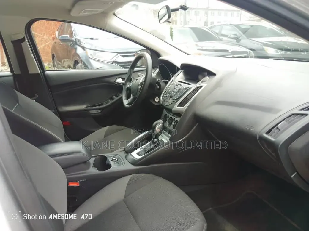 Ford Focus SE Hatchback FWD (2.0L 4cyl 6A) 2017 Silver
