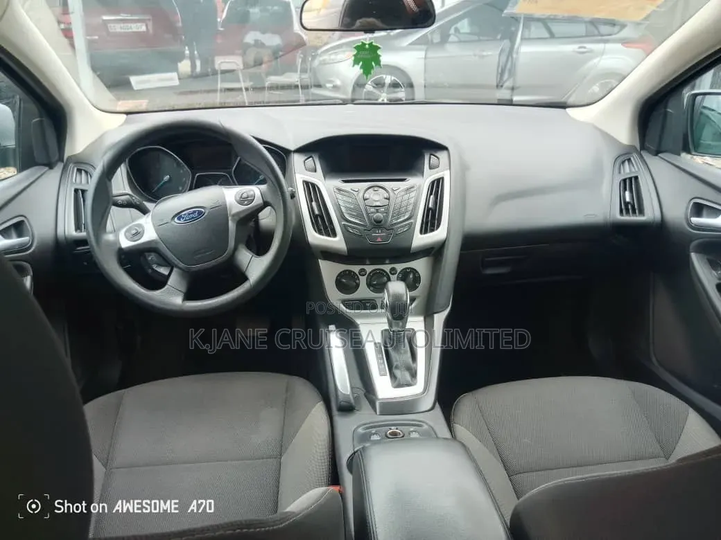 Ford Focus SE Hatchback FWD (2.0L 4cyl 6A) 2017 Silver