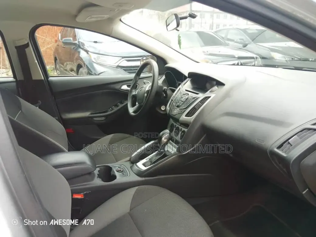 Ford Focus SE Hatchback FWD (2.0L 4cyl 6A) 2017 Silver