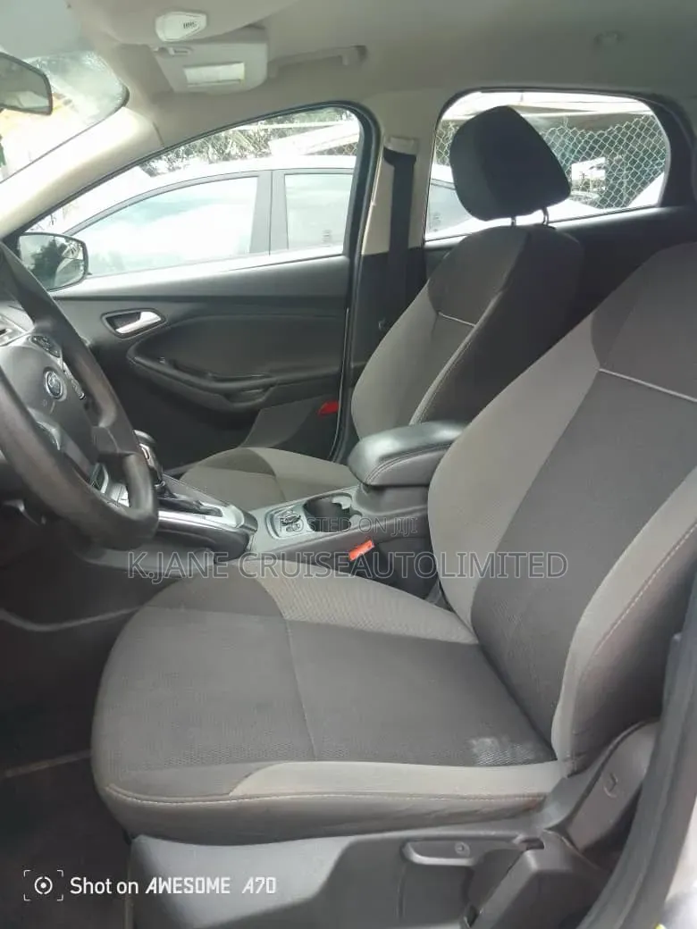 Ford Focus SE Hatchback FWD (2.0L 4cyl 6A) 2017 Silver