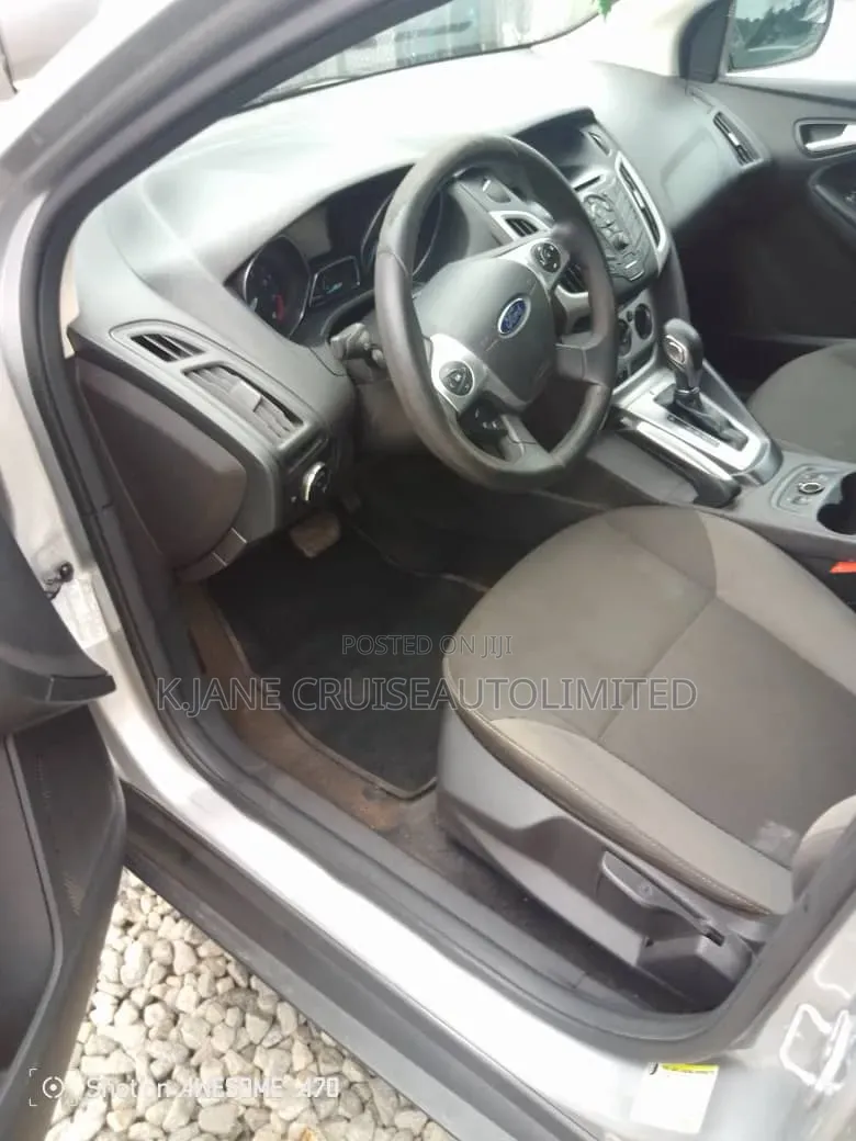Ford Focus SE Hatchback FWD (2.0L 4cyl 6A) 2017 Silver