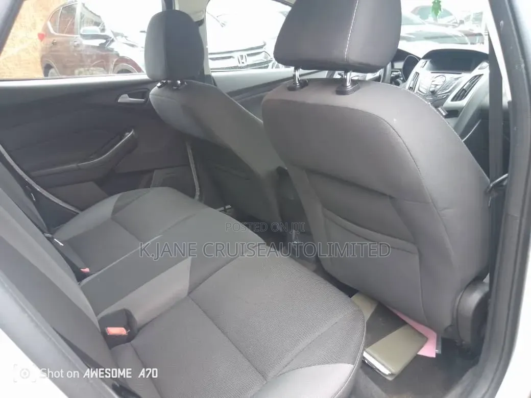 Ford Focus SE Hatchback FWD (2.0L 4cyl 6A) 2017 Silver