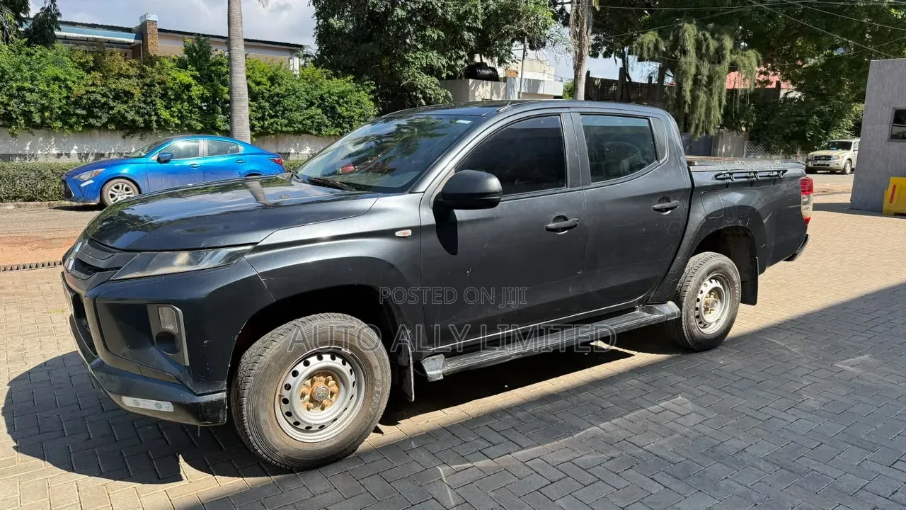 Mitsubishi L200 Club Cab 2.4 154hp 4WD 2020 Gray