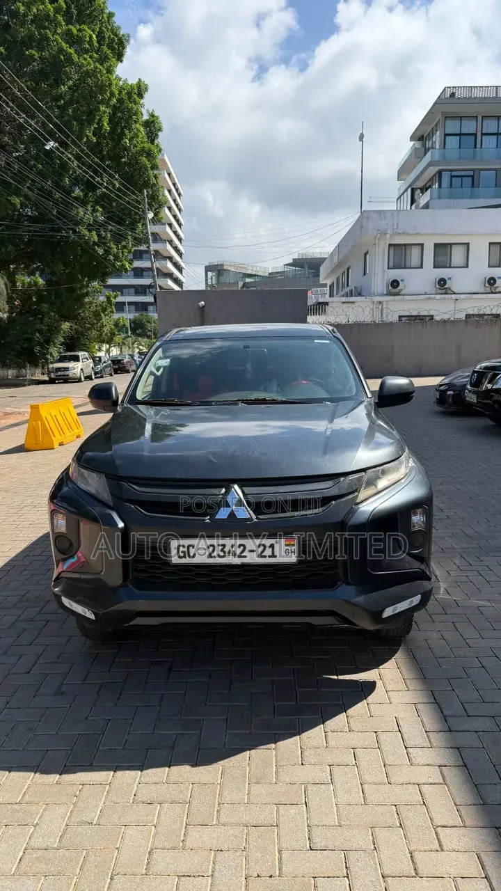 Mitsubishi L200 Club Cab 2.4 154hp 4WD 2020 Gray