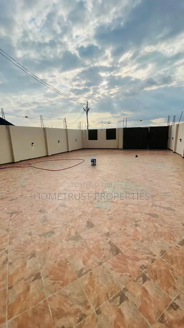 4bdrm Duplex in Ablekuma Nsakina, Pentecost for rent
