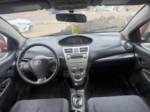 Toyota Yaris Base Sedan 4dr 2010 Red