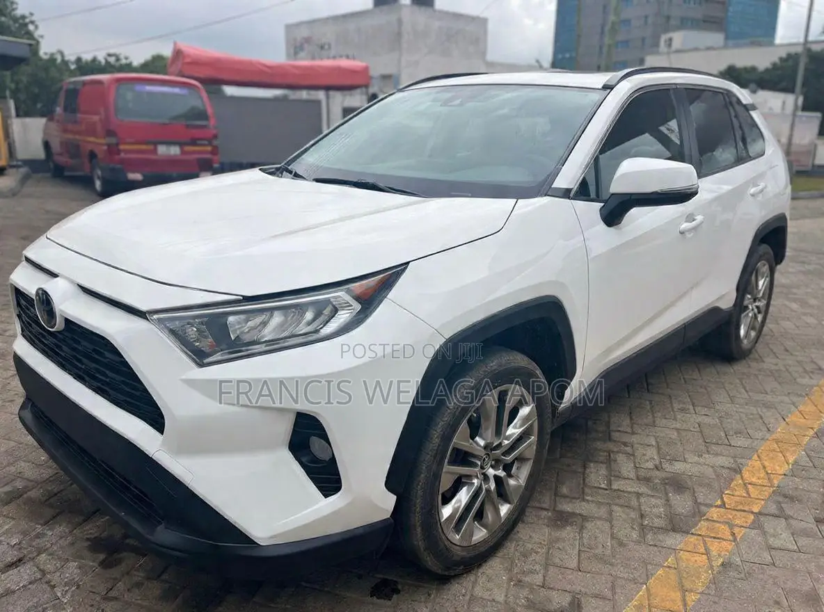 Toyota RAV4 XLE Premium AWD 2019 White