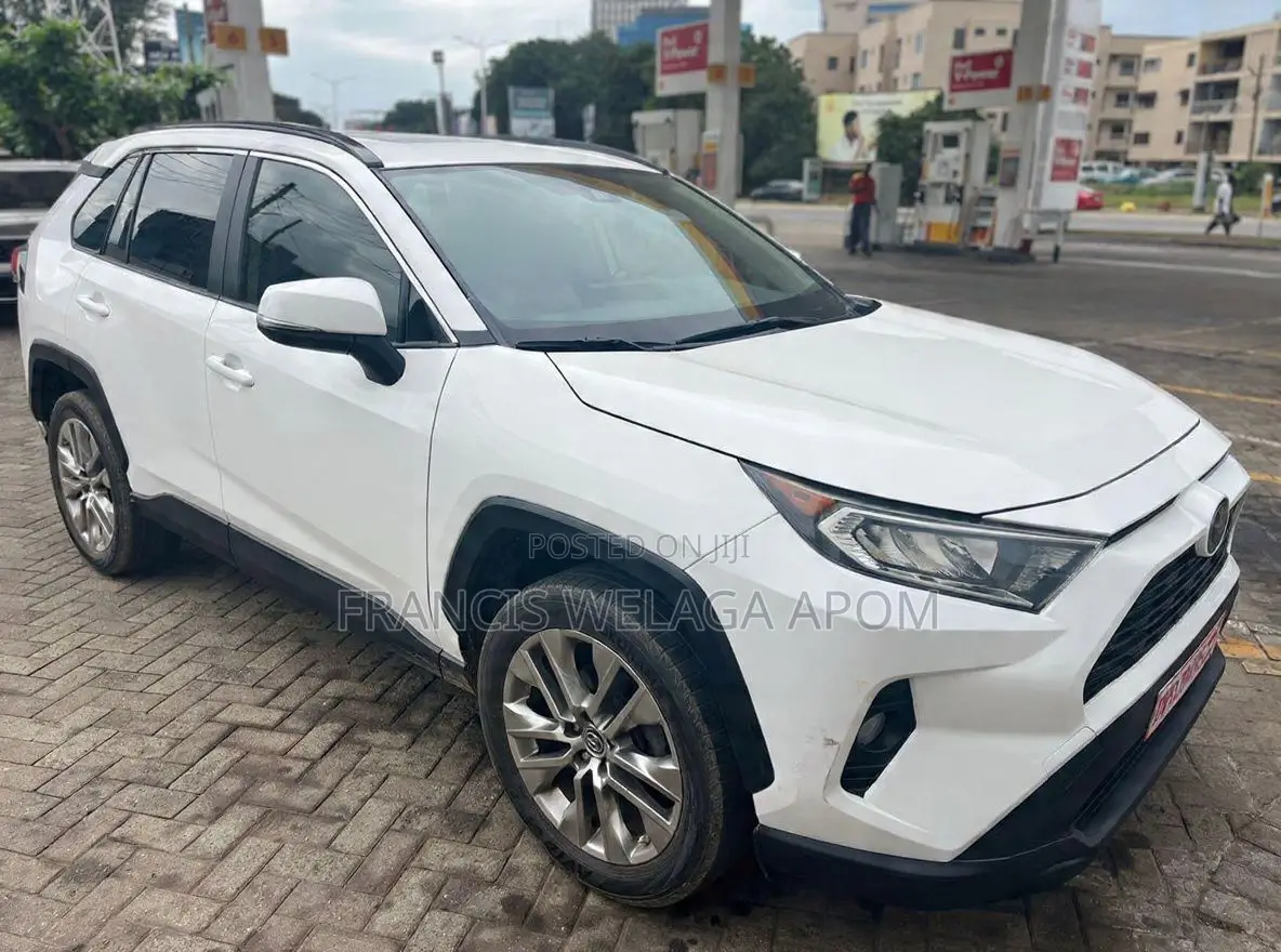 Toyota RAV4 XLE Premium AWD 2019 White