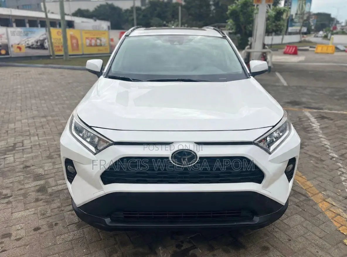 Toyota RAV4 XLE Premium AWD 2019 White
