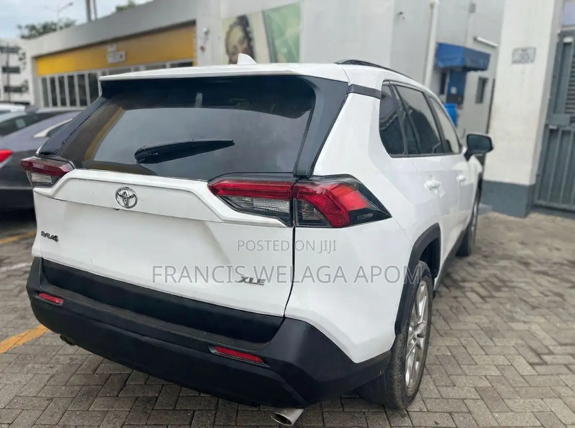 Toyota RAV4 XLE Premium AWD 2019 White