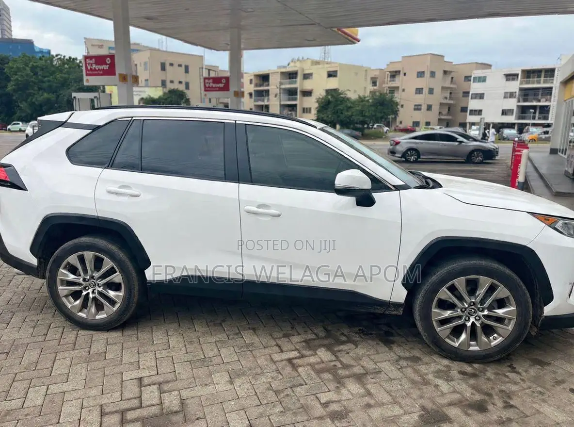 Toyota RAV4 XLE Premium AWD 2019 White