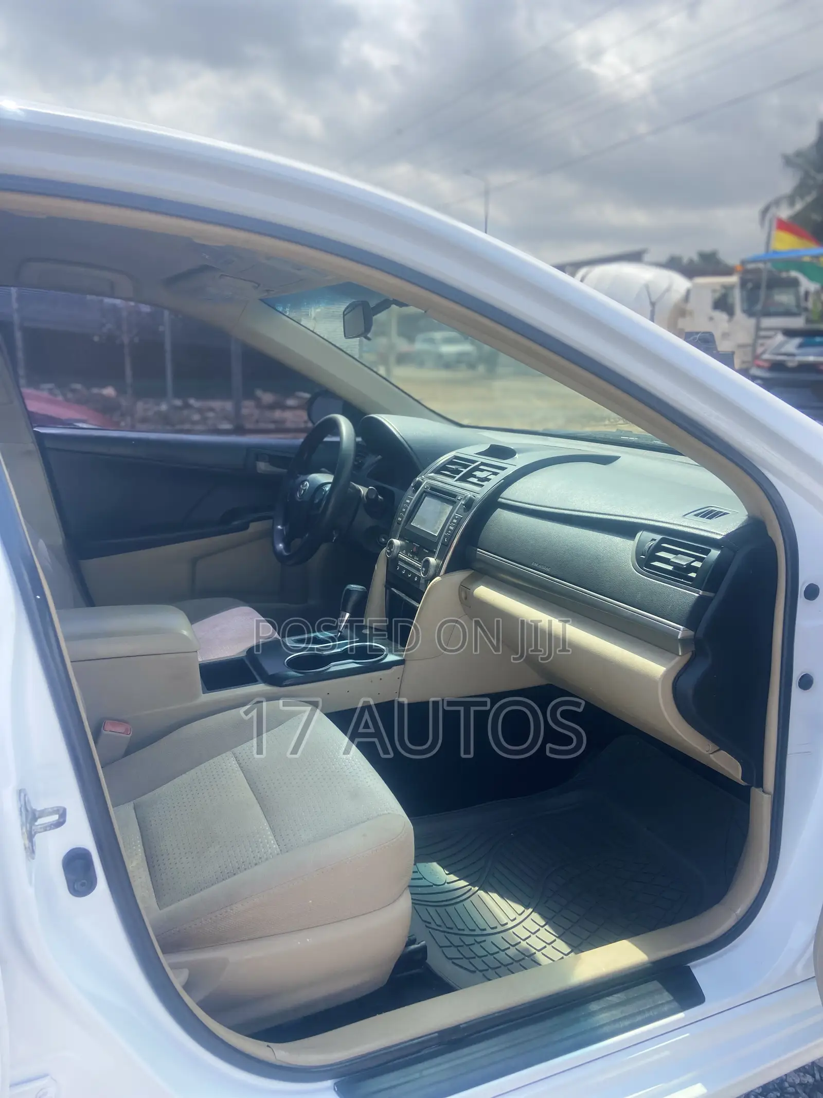 Toyota Camry LE 4dr Sedan (2.5L 4cyl 6A) 2013 White