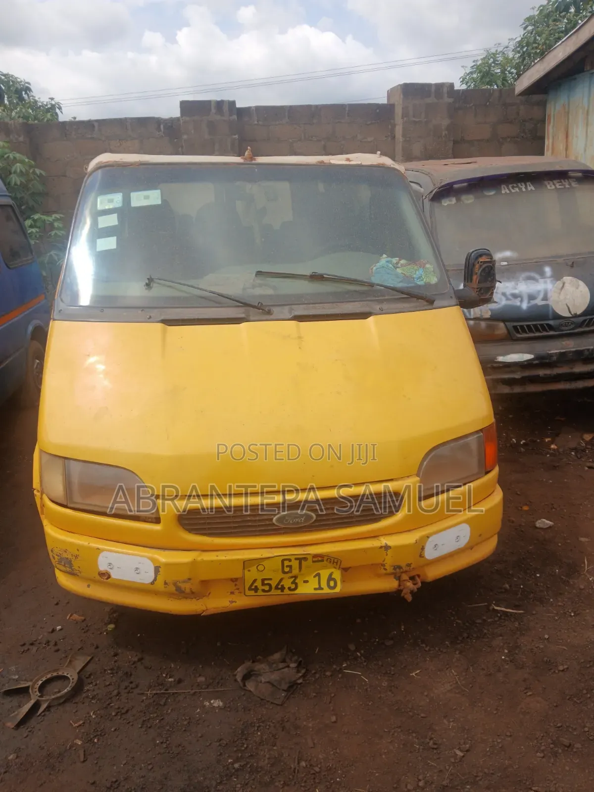 Ford Transit 2010 Yellow