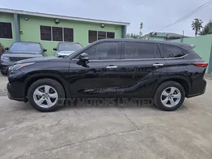 Toyota Highlander LE 2021 Black