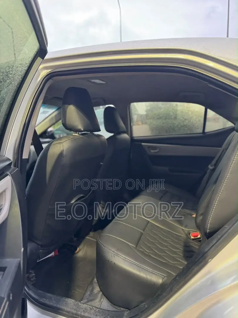 Toyota Corolla LE (1.8L 4cyl 2A) 2018 Silver