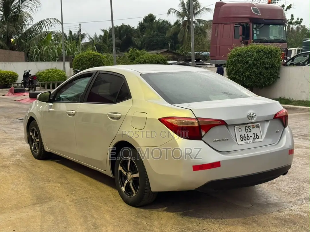 Toyota Corolla LE (1.8L 4cyl 2A) 2018 Silver