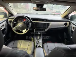 Toyota Corolla LE (1.8L 4cyl 2A) 2018 Silver