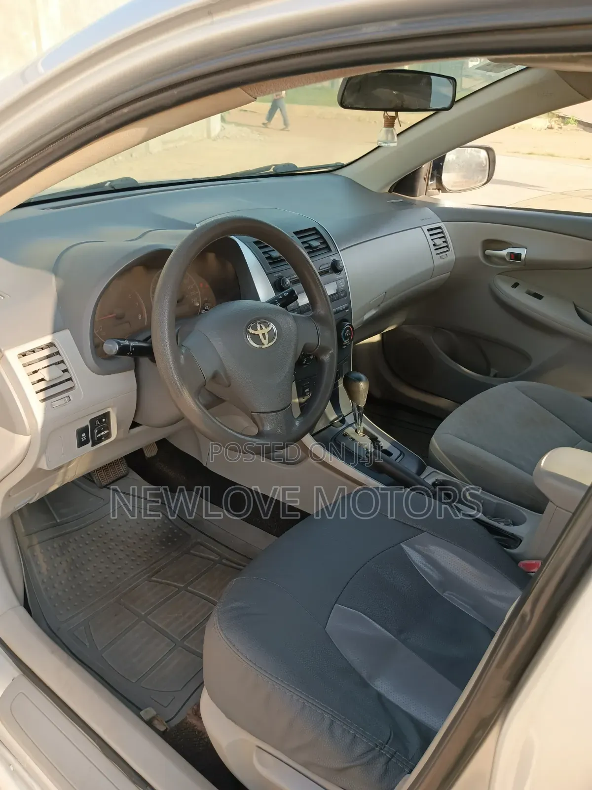 Toyota Corolla LE 4dr Sedan (1.8L 4cyl 4A) 2011 Silver
