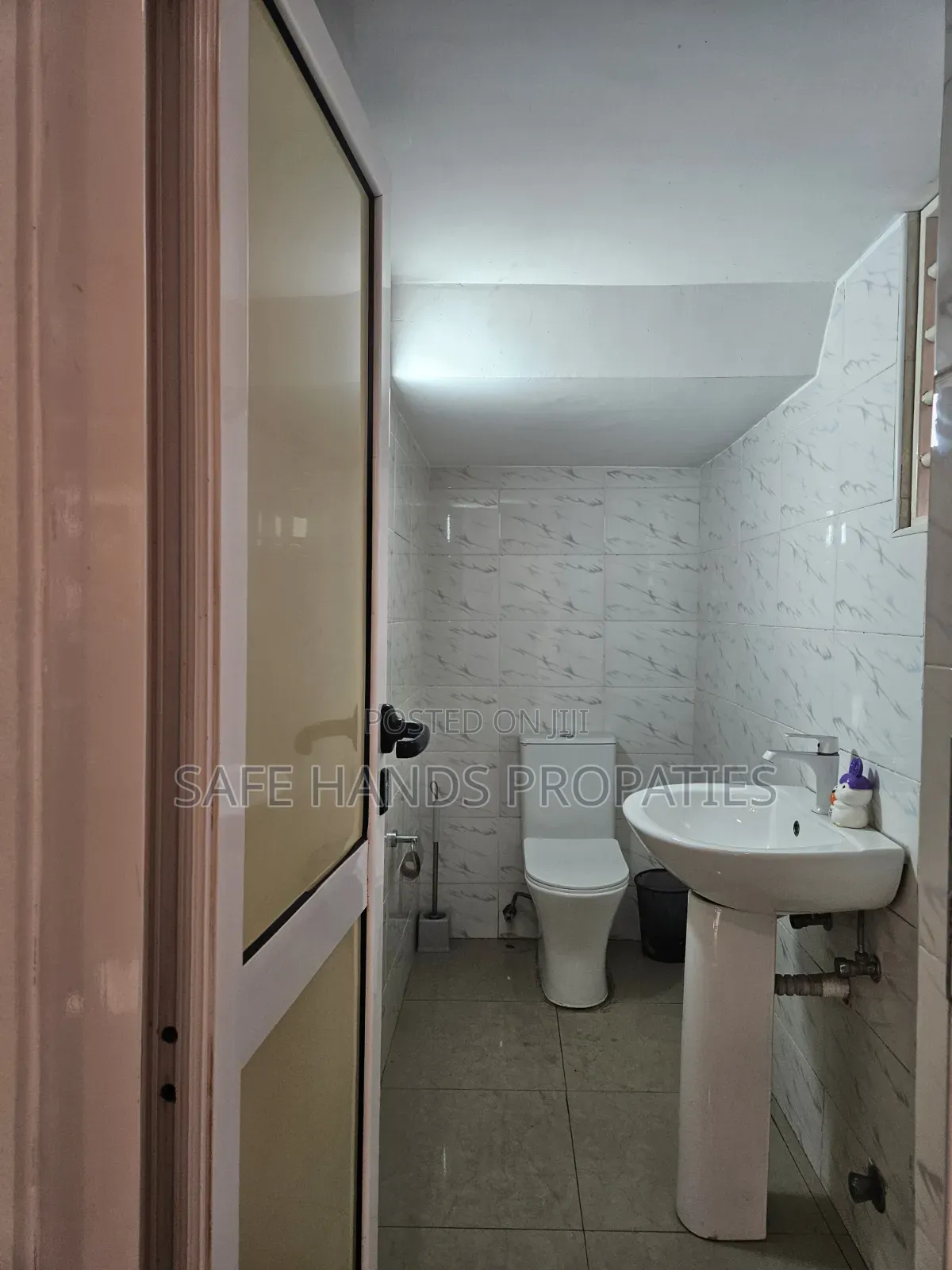 4bdrm House in School Junction , Accra Metropolitan for rent