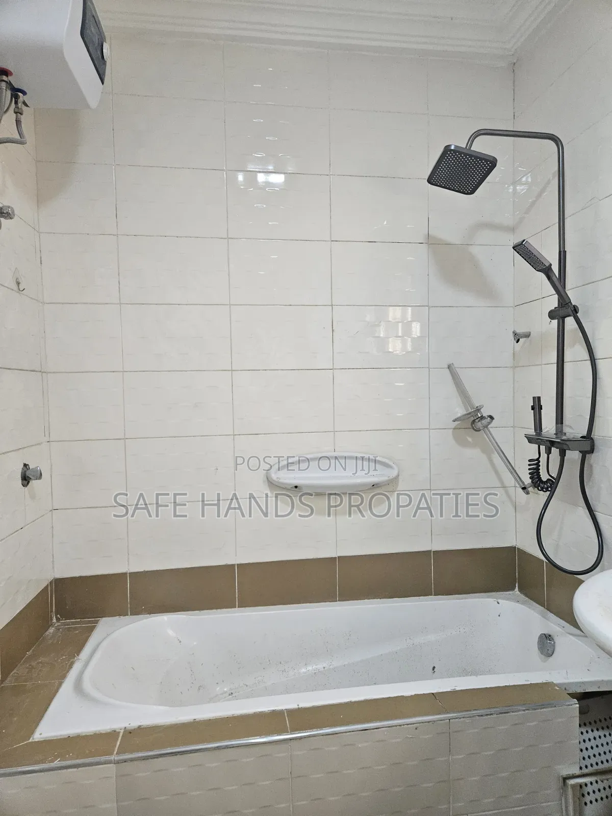 4bdrm House in School Junction , Accra Metropolitan for rent